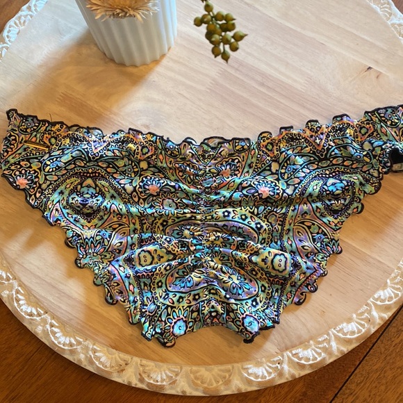 Victoria Secret Mosaic garden ruffle bottoms - Picture 2 of 5